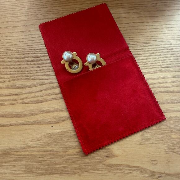 FERRAGAMO Gancio Clip-On Pearl Gold Earrings Timeless Classic Chic - Picture 6 of 7